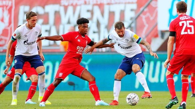 更像是一名 更像是一名